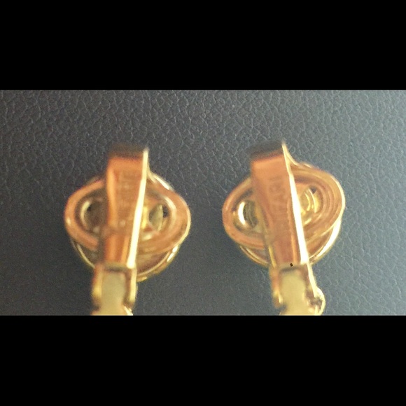 Vintage Trifari clip on earrings - Picture 3 of 3